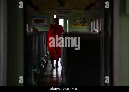 Monk avec Red Robe en train dans le centre de la Thaïlande Banque D'Images