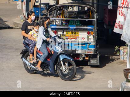 SAMUT PRAKAN, THAÏLANDE, OCT 19 2022, Deux femmes avec un petit enfant entrent dans le parking payant sur une moto Banque D'Images