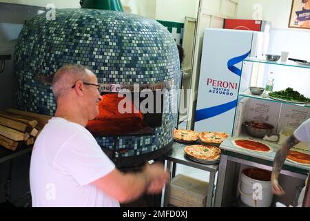 Le boulanger devant le four, faisant des pizzas à Pizzeria da Michele, rendu célèbre par le livre, manger, prier, Amour, par Elizabeth Gilbert. Julia Roberts St Banque D'Images