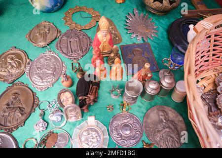 Vieux objets de collection, reliques catholiques, icônes à vendre à un vendeur de rue dans le quartier Centro Historico. À Naples, Naples, Italie, Italie. Banque D'Images