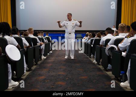 SAN DIEGO (19 août 2022) sous-ministre James Kirk du commandant de la Force navale de surface (États-Unis) Pacific Fleet, s'adresse aux officiers subalternes à la cérémonie de remise des diplômes du cours de base des officiers de division (BDOC) du Centre de formation des compétences Mariner Pacific (MSTCPAC), au Théâtre de base de la base navale de San Diego. BDOC est un cours de neuf semaines axé sur le leadership de la division et constitue la formation initiale de l'agent de guerre de surface (SWO). Banque D'Images