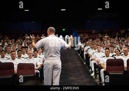 SAN DIEGO (19 août 2022) sous-ministre James Kirk du commandant de la Force navale de surface (États-Unis) Pacific Fleet, s'adresse aux officiers subalternes à la cérémonie de remise des diplômes du cours de base des officiers de division (BDOC) du Centre de formation des compétences Mariner Pacific (MSTCPAC), au Théâtre de base de la base navale de San Diego. BDOC est un cours de neuf semaines axé sur le leadership de la division et constitue la formation initiale de l'agent de guerre de surface (SWO). Banque D'Images