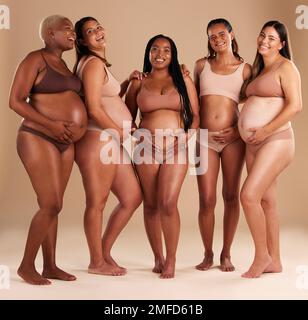 Grossesse, communauté et portrait d'amis en studio pour la diversité, la maternité et le bien-être prénatal. Maternité, amour et femmes enceintes montrant Banque D'Images