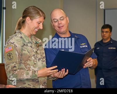HOUSTON — le sergent d'état-major de la Garde nationale de l'armée du Texas Chelsey Walter, avec le Texas National Guard joint CounterDrug Task Force, est présenté aux États-Unis La Médaille de mention élogieuse de la Garde côtière par les États-Unis Le sous-ministre adjoint de la Garde côtière, Richard Timme, le 19 août 2022, à la station aérienne de la Garde côtière, Houston. Timme est le huitième commandant de district de la Garde côtière, qui comprend les opérations de la Garde côtière dans la région côtière avec plus de 900 milles de côtes et 1 200 milles de voies navigables intracôtières. Walter, qui est affecté à titre de membre de soutien à l'enquête et à l'analyse à la Garde côtière de Houston pour appuyer leur pays Banque D'Images