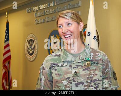 HOUSTON — le sergent d'état-major de la Garde nationale de l'armée du Texas Chelsey Walter, avec le Texas National Guard joint CounterDrug Task Force, est présenté aux États-Unis La Médaille de mention élogieuse de la Garde côtière par les États-Unis Le sous-ministre adjoint de la Garde côtière, Richard Timme, le 19 août 2022, à la station aérienne de la Garde côtière, Houston. Timme est le huitième commandant de district de la Garde côtière, qui comprend les opérations de la Garde côtière dans la région côtière avec plus de 900 milles de côtes et 1 200 milles de voies navigables intracôtières. Walter, qui est affecté à titre de membre de soutien à l'enquête et à l'analyse à la Garde côtière de Houston pour appuyer leur pays Banque D'Images