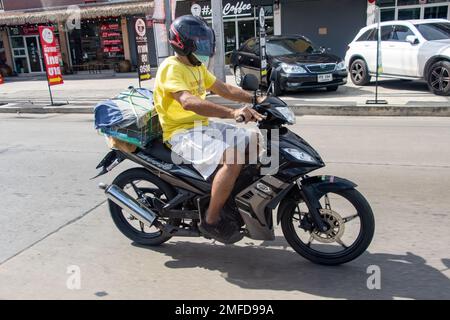 BANGKOK, THAÏLANDE, DEC 06 2022, Un homme fait une moto dans la rue Banque D'Images