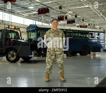 BASE COMMUNE LANGLEY-EUSTIS, VIRGINIE – ÉTATS-UNIS Tech. De la Force aérienne Le Sgt Jennifer Gloria “JT” Thomas, 441st, Escadron des opérations de la chaîne de soutien des véhicules, officier non commissionné chargé de la disposition des véhicules et de la gestion des baux, se trouve devant les biens des véhicules à la base conjointe Langley-Eustis, en Virginie, le 19 août 2022. Le VSCOS 441st est responsable de la gestion de $11 milliards de véhicules et de leur approvisionnement pour soutenir les objectifs de la mission de la Force aérienne dans le monde entier. Banque D'Images