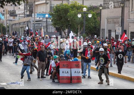 Lima, Pérou. 24th janvier 2023. Des milliers de personnes ont manifesté contre le gouvernement du président péruvien Boluarte. Les manifestants ont exigé des élections générales, le retrait du président Boluarte et la justice pour les manifestants tués lors d'affrontements avec la police lors de la récente crise politique. Credit: Lucas Aguayo Araos/dpa/Alay Live News Banque D'Images