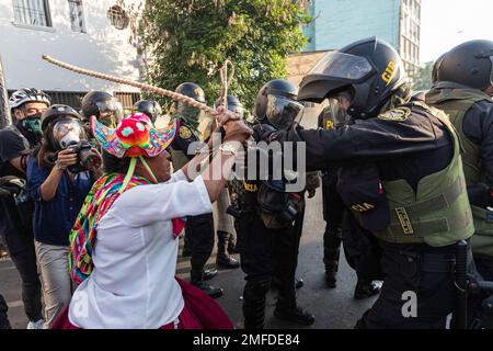 Lima, Pérou. 24th janvier 2023. Un démonstrateur affronte un policier. Des milliers de personnes manifestent contre le gouvernement du président péruvien Boluarte. Les manifestants ont exigé des élections générales, le retrait du président Boluarte et la justice pour les manifestants tués lors d'affrontements avec la police lors de la récente crise politique. Credit: Lucas Aguayo Araos/dpa/Alay Live News Banque D'Images