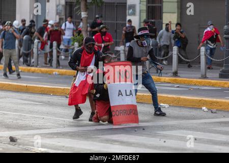 Lima, Pérou. 24th janvier 2023. Des milliers de personnes ont manifesté contre le gouvernement du président péruvien Boluarte. Les manifestants ont exigé des élections générales, le retrait du président Boluarte et la justice pour les manifestants tués lors d'affrontements avec la police lors de la récente crise politique. Credit: Lucas Aguayo Araos/dpa/Alay Live News Banque D'Images