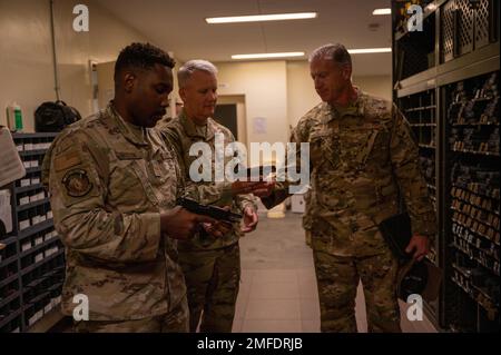 Le sergent d’état-major Soloman Langston, instructeur d’armes de combat du 18th Escadron des forces de sécurité, à gauche, présente le lieutenant-général James Jacobson, au centre, le commandant adjoint de la Force aérienne du Pacifique et le Brig. Général David Eaglin, à droite, commandant de la 18th Escadre, armes à la base aérienne de Kadena, Japon, 19 août 2022. Lors de sa visite de la SFS 18th, Jacobson a appris de première main les nouvelles avancées que les aviateurs Kadena utilisent pour défendre plus efficacement la base. Banque D'Images