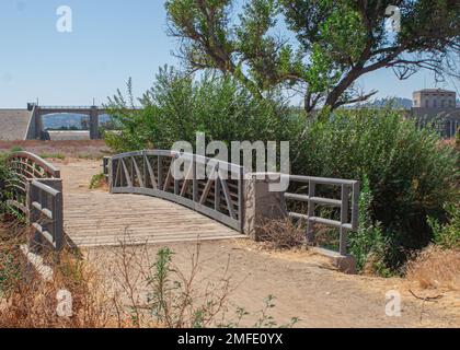 ENCINO, Californie – Un chemin ponté relie un sentier de randonnée à la zone de loisirs du barrage de Sepulveda. Le but principal du barrage et du réservoir est la gestion des risques d'inondation, mais le projet est également autorisé pour les loisirs. Environ 1 500 acres ont été loués à la ville de Los Angeles à des fins récréatives. (Photo de Robert DeDeaux, Los Angeles District PAO) Banque D'Images