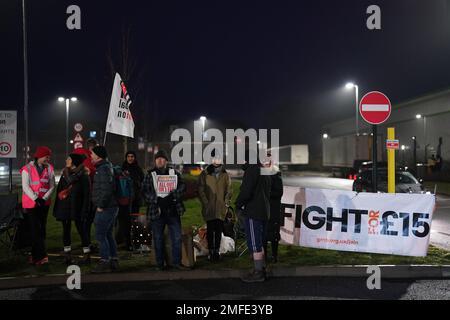 Les membres du syndicat GMB sur la ligne de piquetage à l'extérieur du centre de distribution Amazon de Coventry, alors que les travailleurs Amazon entreprennent leur première grève au Royaume-Uni dans un conflit sur la rémunération. Date de la photo: Mercredi 25 janvier 2023. Banque D'Images