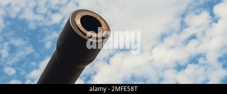 Tour de porte-personnel blindé ou de réservoir. Armes lourdes de guerre, fond ciel. Équipement militaire de combat et de défense. Tour Cannon. Détails de l'équipement militaire. Gros plan Ukraine guerre russe Banque D'Images