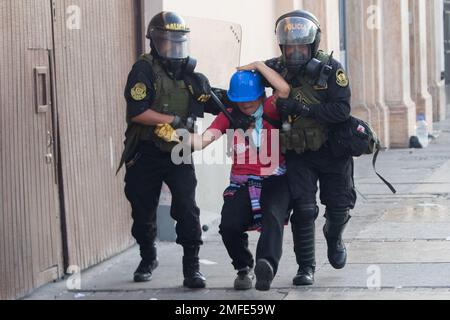 Lima, Pérou. 24th janvier 2023. Un manifestant est arrêté par la police. Des milliers de personnes manifestent contre le gouvernement du président péruvien Boluarte. Les manifestants ont exigé des élections générales, le retrait du président Boluarte et la justice pour les manifestants tués lors d'affrontements avec la police lors de la récente crise politique. Credit: Lucas Aguayo Araos/dpa/Alay Live News Banque D'Images