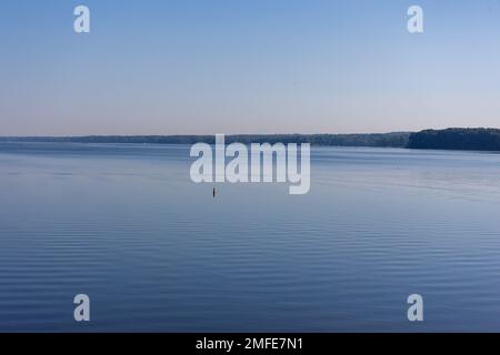 Le lac Mosquito Creek, situé à Cortland, en Ohio, appartient et est exploité par les États-Unis Armée corps of Engineers Pittsburgh District. Le réservoir assure une protection contre les inondations dans la vallée de la rivière Mahoning ainsi que dans les rivières Beaver et Upper Ohio. Le lac Mosquito Creek stocke également l'eau et la libère en aval pendant les périodes de sécheresse afin d'améliorer la qualité et la quantité de l'eau pour l'usage domestique et industriel, les loisirs, l'esthétique et la vie aquatique. Les aires de loisirs du réservoir offrent aux résidents et aux visiteurs la possibilité de camper, de faire du bateau, de pique-niquer et de faire une partie de golf. Banque D'Images