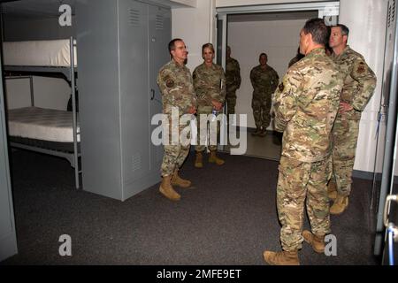 ÉTATS-UNIS Le Lieutenant général de la Force aérienne Jim vie, à gauche, commandant du Commandement des opérations spéciales de la Force aérienne, est informé du major général de l'USAF, Michele Edmondson, à droite, commandant, 2nd AF, Col de l'USAF, Nathan Colunga, à droite, commandant, escadre d'instruction de guerre spéciale, Col de l'USAF, Edmund Loughran, à droite, commandant, Groupe d'instruction de guerre spéciale et Maj Jesse Galt de l'USAF, Front droit, directeur des opérations, 350th escadron d'entraînement de guerre spéciale, on coed Living Quarters, 19 août 2022, joint base San Antonio-Chapman Annex, Texas. « Vie a visité le SWTW pour observer les pipelines SWTW qui alimentent les unités AFSOC opérationnelles et comment Banque D'Images