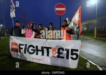 Les membres du syndicat GMB, sur la ligne de piquetage à l'extérieur du centre de distribution Amazon de Coventry, alors que les travailleurs Amazon entreprennent leur première grève au Royaume-Uni dans le cadre d'un litige sur la rémunération. Date de la photo: Mercredi 25 janvier 2023. Banque D'Images