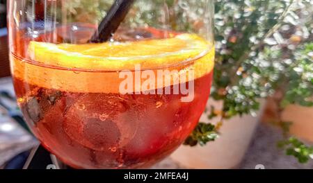 Hambourg, Allemagne. 06th août 2022. Un cocktail Aperol avec une tranche d'orange et de glace se trouve sur une table de restaurant. Credit: Markus Scholz/dpa/Picture Alliance/dpa | Markus Scholz/dpa/Alay Live News Banque D'Images