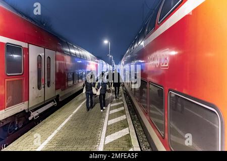 Bargteheide, Allemagne. 20th janvier 2023. Les clients du train marchent entre deux trains régionaux sur la plate-forme en direction de la sortie à la gare de Bargtheide dans la soirée. Credit: Markus Scholz/dpa/Picture Alliance/dpa | Markus Scholz/dpa/Alay Live News Banque D'Images