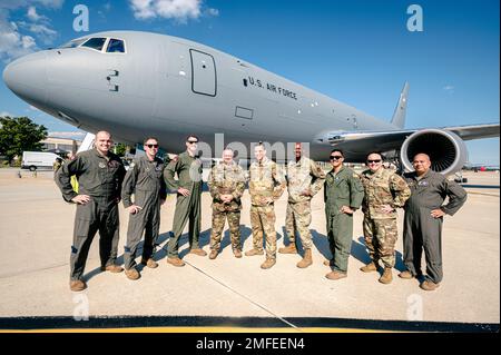 Les aviateurs affectés à l'aile Air Mobility 305th posent devant un KC-46A Pegasus sur la base commune McGuire-dix-Lakehurst, N.J., le 20 août 2022. Le KC-46A Pegasus est un camion-citerne multirôle à corps large qui peut ravitailler tous les avions militaires américains, alliés et de coalition compatibles avec les procédures internationales de ravitaillement en carburant aérien. Banque D'Images