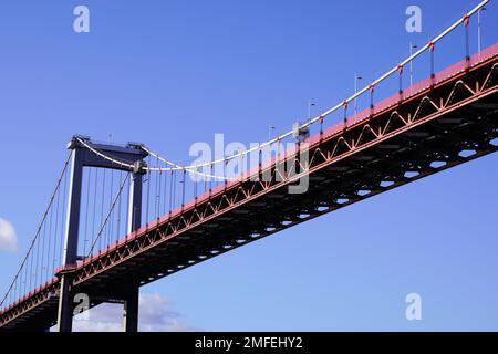 Pont Aquitaine sur la Garonne à bordeaux sud de la France vue de la côte Banque D'Images