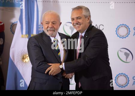 Buenos Aires, Argentine. 24th janvier 2023. Le Président brésilien Luiz Inacio Lula da Silva (L) et le Président argentin Alberto Fernandez posent pour une photo lors de la cérémonie d'accueil du septième Sommet de la Communauté des Etats d'Amérique latine et des Caraïbes (CELAC), à Buenos Aires, Argentine, le 24 janvier 2023. Le sommet s'est tenu mardi à Buenos Aires, capitale de l'Argentine. Credit: Martin Zabala/Xinhua/Alamy Live News Banque D'Images