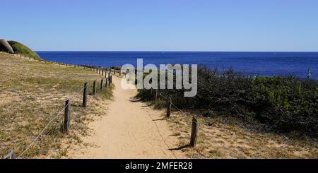 Chemin accès au sable de la mer de plage de l'océan à Talmont-Saint-Hilaire côte de vendée Atlantique en france Banque D'Images