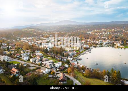 Velden vue sur le magnifique lac Wörthersee en Carinthie, Autriche. Banque D'Images