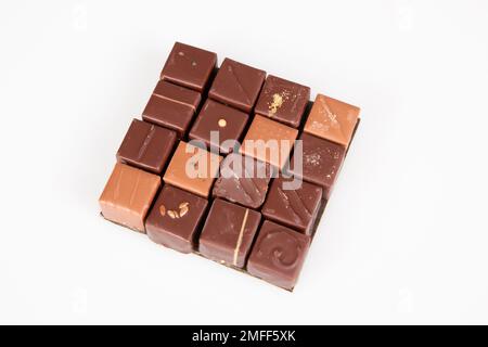 variété fine pralines au chocolat artisanal sur fond blanc Banque D'Images