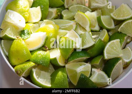 citrons coupés en morceaux de citron vert pour préparer des fruits de mer et des cocktails Banque D'Images