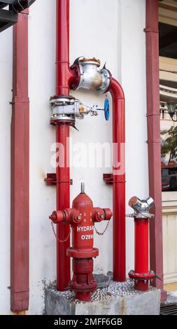 Yogyakarta, Indonésie - 14 janvier 2023 : une installation d'extinction d'incendie permanente à borne rouge qui consiste en un pipeline rempli de sous pression Banque D'Images