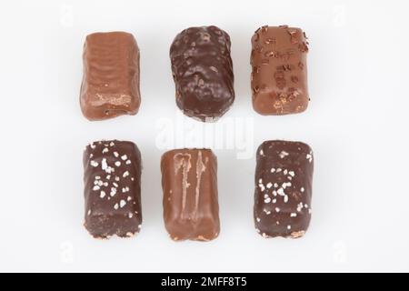 Assortiment de variété fine artisanale chocolat pralines rectangle lait sombre bonbons dans la vue plate dessus Banque D'Images