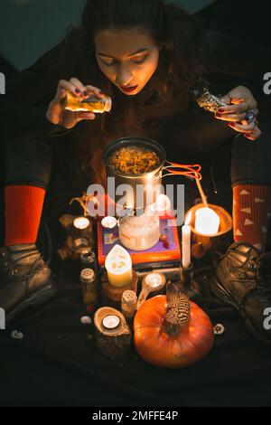 Gros plan femme sorcière brassant des médicaments en choux-fleurs photo portrait Banque D'Images