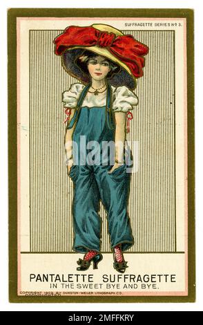 Carte postale originale américaine illustrée de 'Pantalette suffragette, au revoir et au revoir doux' portant le chapeau grand-taille typique à la mode de l'époque, ici montré à des proportions énormes, et pantalon / salopette. Série suffragette n° 3 publié par Dunston-Weiler lithographic Co. En 1909. ÉTATS-UNIS Banque D'Images