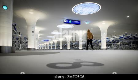 AMSTERDAM - le nouveau parking pour vélos à Amsterdam Central. Le nouveau parking Stationsplein peut accueillir 7 000 vélos. Le hangar à vélos a été construit sous l'eau et est relié sous terre au métro et à la salle de station. ANP KOEN VAN WEEL pays-bas hors - belgique hors Banque D'Images