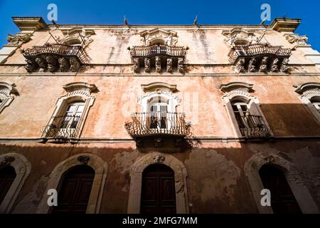 Façade artistique d'une maison avec balcons et fenêtres, située dans la partie ancienne de la ville. Banque D'Images