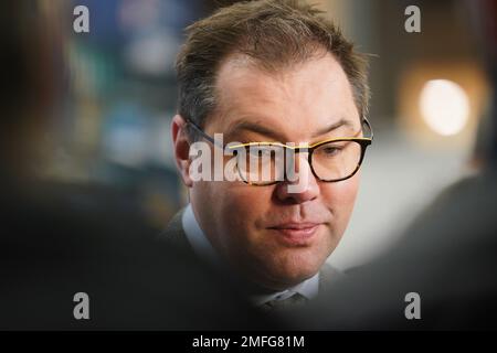 Hambourg, Allemagne. 25th janvier 2023. Oleksii Makeiev, Ambassadeur d'Ukraine, répond aux questions des représentants des médias après une nomination de la Chambre de commerce de Hambourg dans le passage Europa. Compte tenu de la livraison prévue des chars de bataille de Leorpard-2 en Ukraine, l'Ambassadeur Makeiev a exprimé son plaisir à former une "grande coalition de chars". Credit: Marcus Brandt/dpa/Alay Live News Banque D'Images