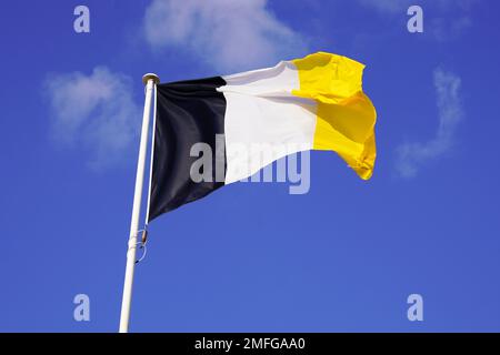 Drapeau de la ville d'Arcachon, au sud-ouest, agitant dans l'air sur ciel bleu en France Banque D'Images