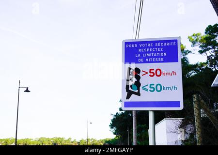 limite de vitesse des feux de circulation 50 panneau de signalisation radar appliqué dans la rue française Banque D'Images