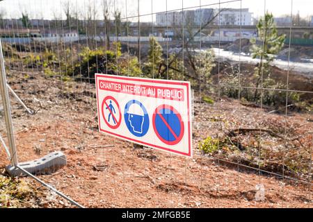 le panneau de construction de sécurité de génie civil en français signifie que l'accès public n'est pas autorisé interdit en france commerce interdit au pu Banque D'Images