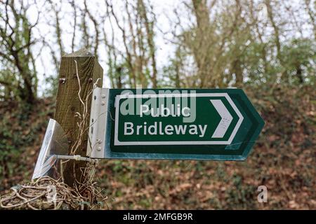 Panneau de direction public Bridleway sur un poste en bois près de la gare de Bere Alston Banque D'Images