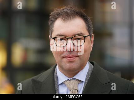 Hambourg, Allemagne. 25th janvier 2023. Oleksii Makeiev, Ambassadeur d'Ukraine, se tient devant le passage Europa après un rendez-vous avec les médias à la Chambre de commerce de Hambourg. Compte tenu de la livraison prévue des chars de bataille de Leorpard-2 en Ukraine, l'Ambassadeur Makeiev a exprimé son plaisir à former une "grande coalition de chars". Credit: Marcus Brandt/dpa/Alay Live News Banque D'Images