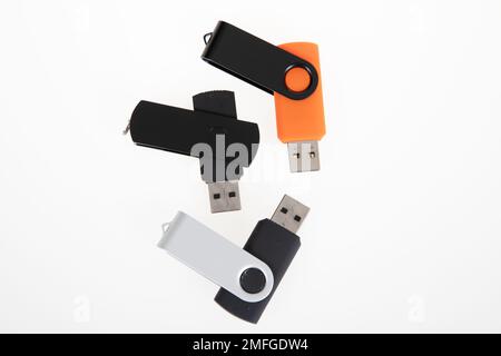 Clés USB à mémoire flash dans le style plat Publicité image de marque de l'entreprise sur fond blanc Banque D'Images