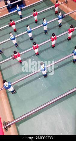 Le baby-foot ou le baby-foot, le baby-foot en Amérique du Nord, est un jeu de table basé sur le football Banque D'Images