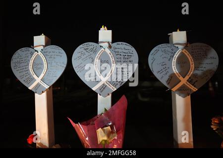 Cœurs en bois avec les noms des victimes de fusillades de masse Diana Tom, Hongying Jian et Lilian Li lors d'une veillée au Civic Center le mardi 24 janvier 2023, à Monterey Park, Calif. Un homme armé a tué plusieurs personnes au studio de danse de salle de bal le 22 janvier 2023 au milieu des célébrations du nouvel an lunaire dans la communauté à prédominance asiatique-américaine. Banque D'Images