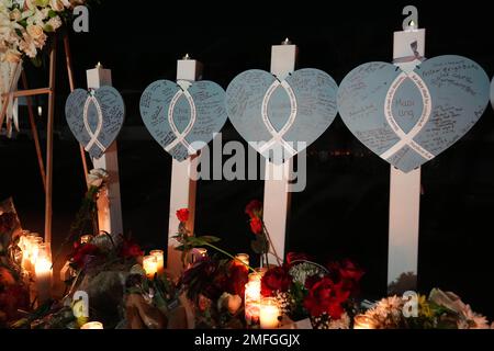 Cœurs en bois avec les noms des victimes de fusillades de masse Yu LUN Kao, Chia Ling Yau, Valentino Marcos Alvero et Muoi Dai Ung lors d'une veillée au Centre civique le mardi 24 janvier 2023, à Monterey Park, Calif. Un homme armé a tué plusieurs personnes au studio de danse de salle de bal le 22 janvier 2023 au milieu des célébrations du nouvel an lunaire dans la communauté à prédominance asiatique-américaine. Banque D'Images