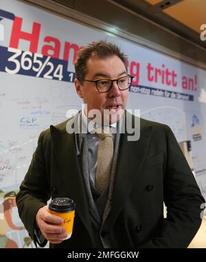 Hambourg, Allemagne. 25th janvier 2023. Oleksii Makeiev, Ambassadeur d'Ukraine, se tient dans le passage Europa dans le centre-ville après une visite à la journée d'action de la Chambre de commerce 'Hamburg tritt an'. Dans le cadre de « Hamburg tritt an », un ergomètre à vélo sera utilisé pour éclairer le passage Europa pendant une année entière. Credit: Marcus Brandt/dpa/Alay Live News Banque D'Images