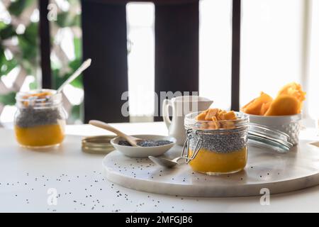 En-cas au gâteau de chia maison sur une table avec lumière en continu depuis l'arrière. Banque D'Images