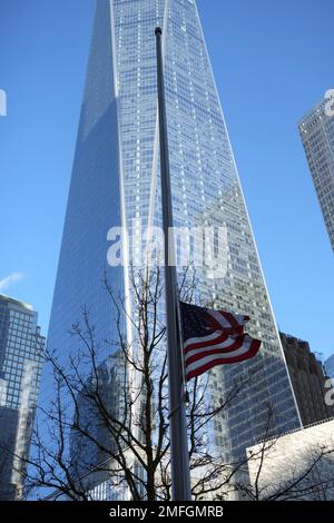 Un drapeau des États-Unis en Berne au One World trace Center, mardi 24 janvier 2023, à New York, en l'honneur des victimes de fusillades de masse au Star Ballroom Dance Studio à Monterey Park, Calif. Banque D'Images